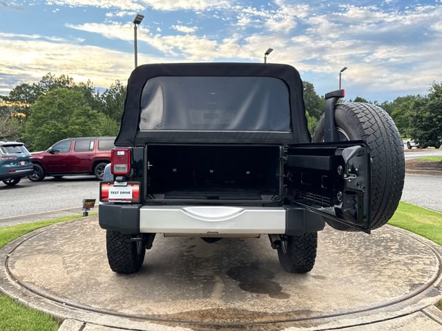 Used 2015 Jeep Wrangler Unlimited Sahara w/ Connectivity Group AWD/4WD image 26