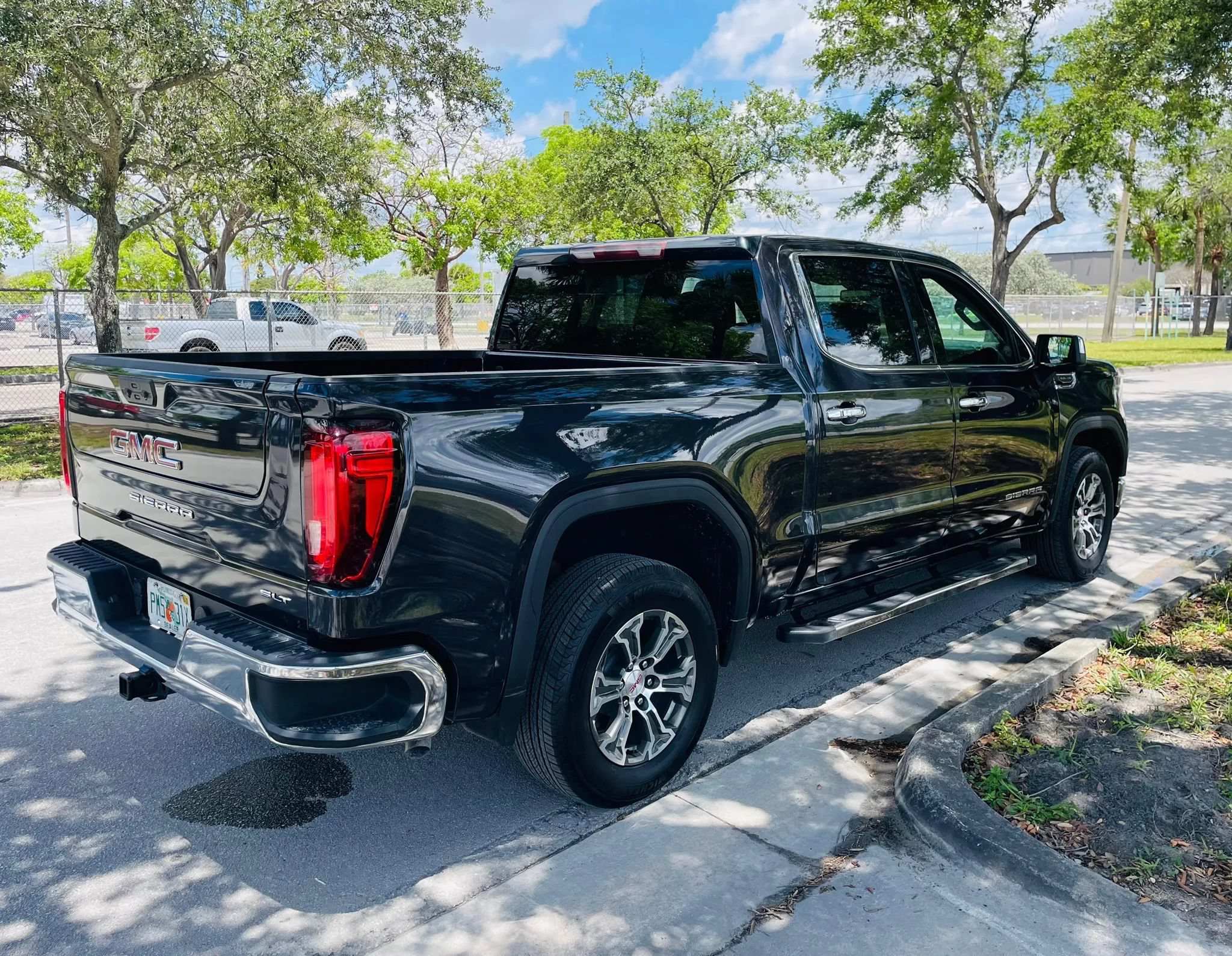 Used 2025 GMC Sierra 1500 SLT RWD image 7