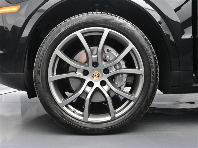 Certified 2023 Porsche Cayenne Platinum Edition image 6