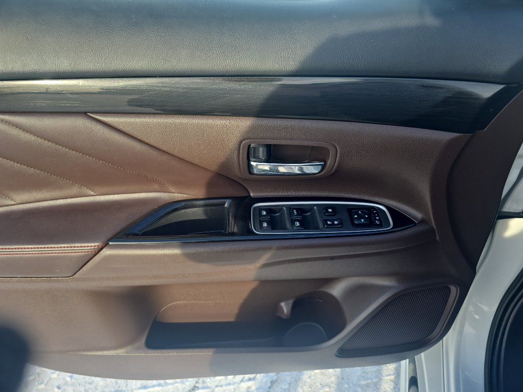 Used 2018 Mitsubishi Outlander SEL image 18