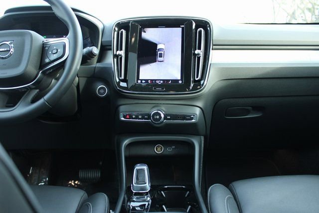 Used 2025 Volvo XC40 B5 Plus image 18