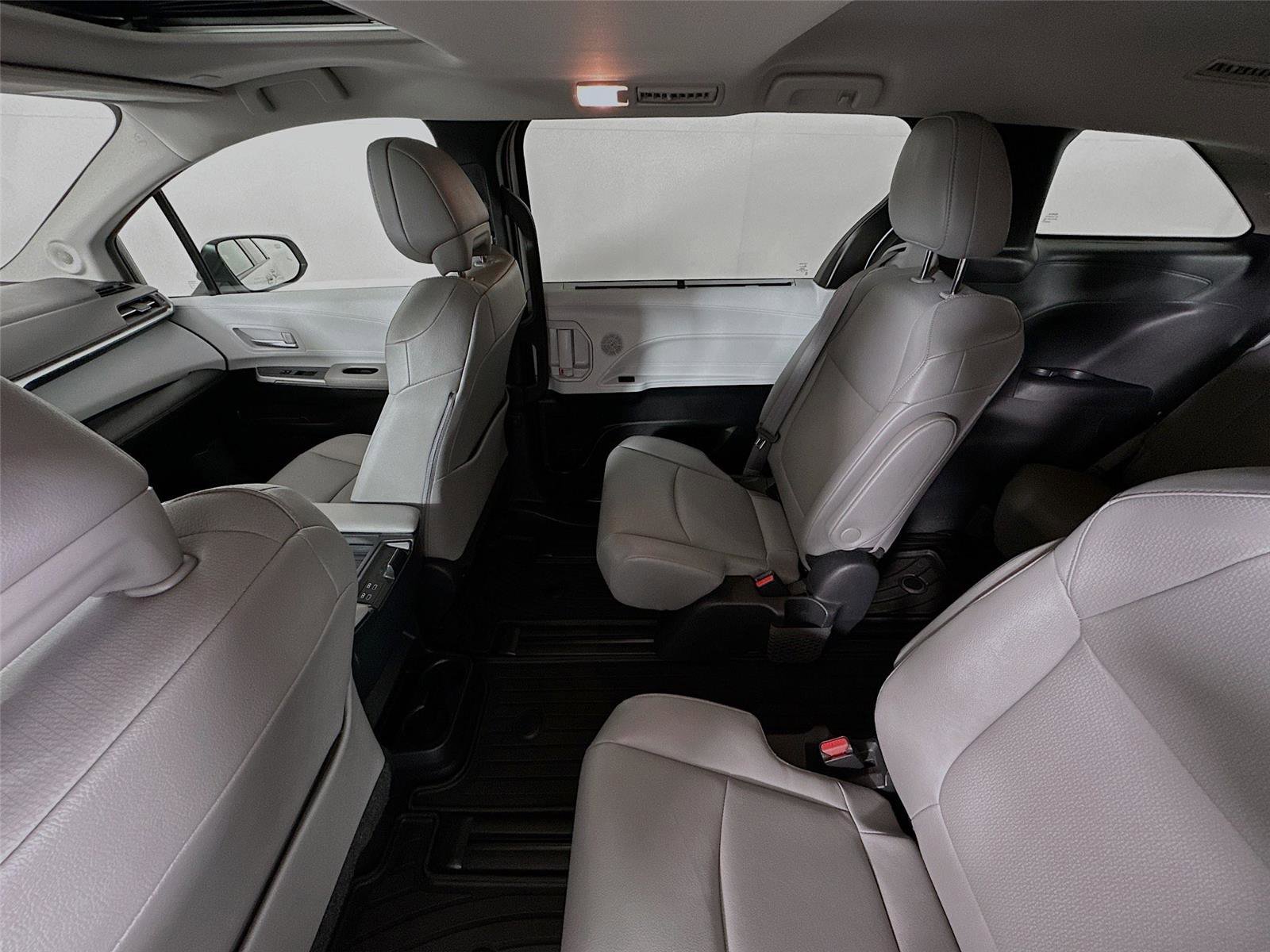 Used 2025 Toyota Sienna XLE w/ XLE Plus Package image 11
