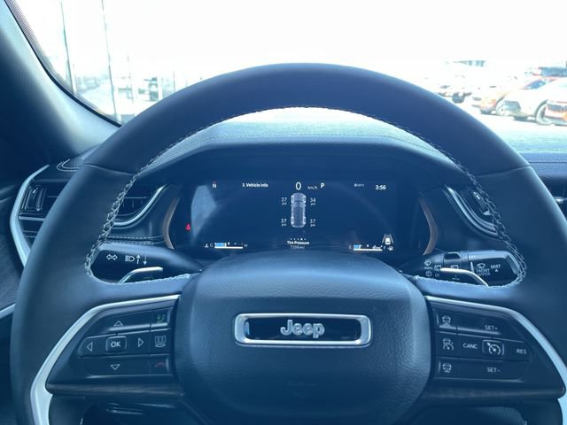 Used 2025 Jeep Grand Cherokee Limited AWD/4WD image 12
