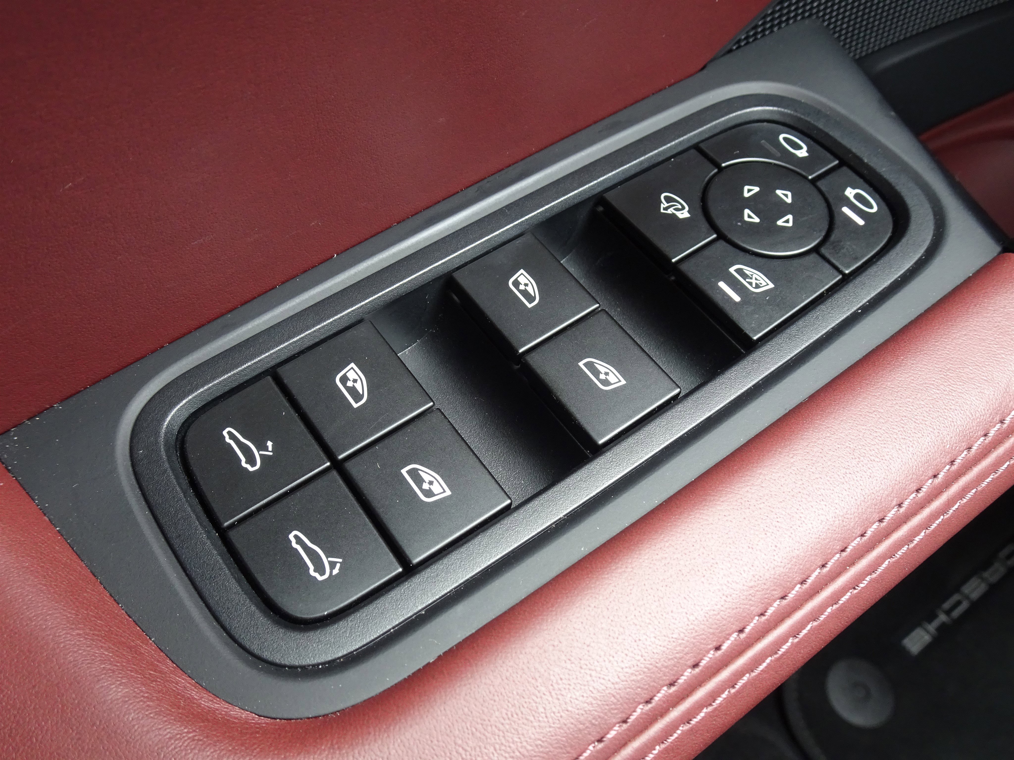 Used 2024 Porsche Cayenne image 34