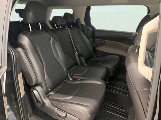 Used 2026 Kia Carnival FWD image 11