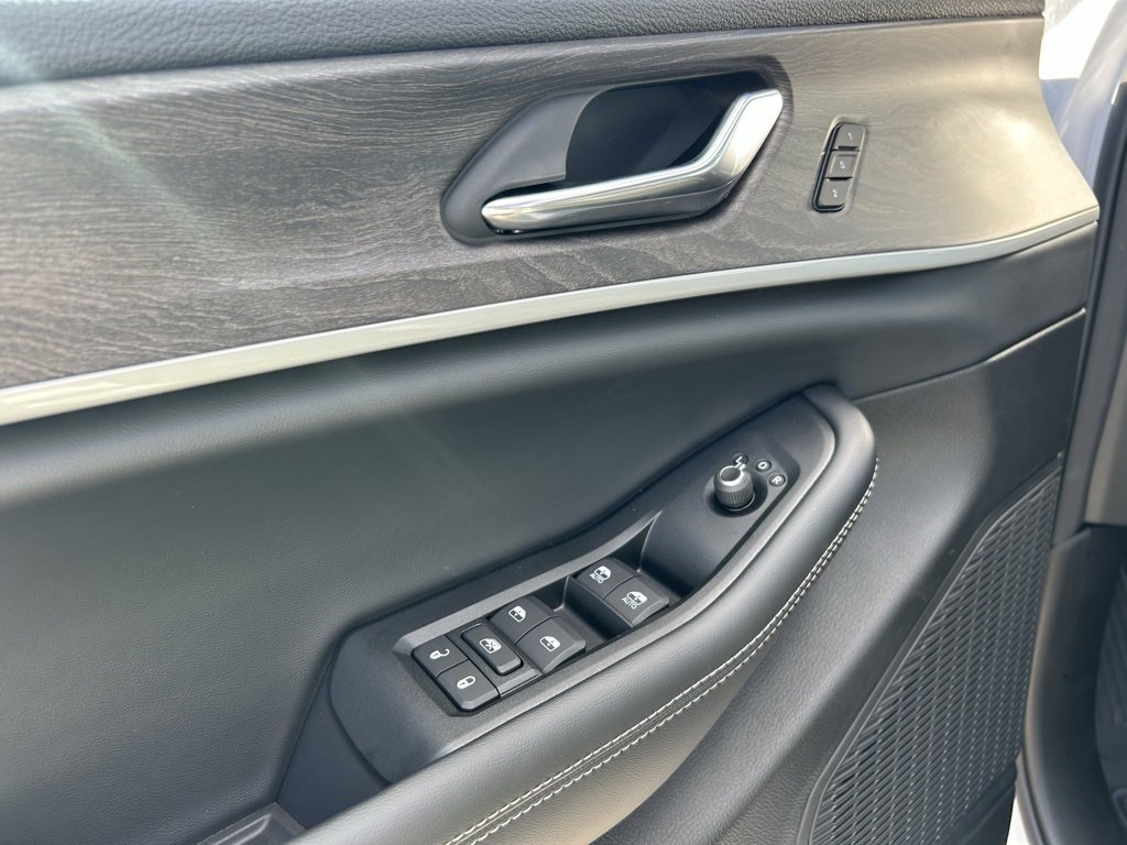 New 2025 Jeep Grand Cherokee Limited image 12