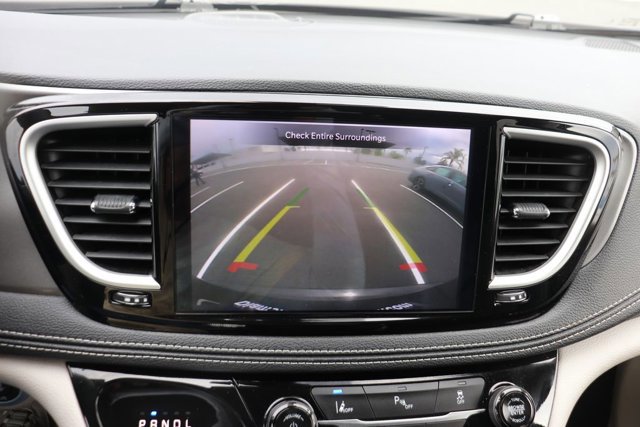 Used 2023 Chrysler Pacifica Touring-L image 27