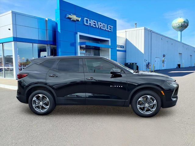 Used 2025 Chevrolet Blazer LT image 2