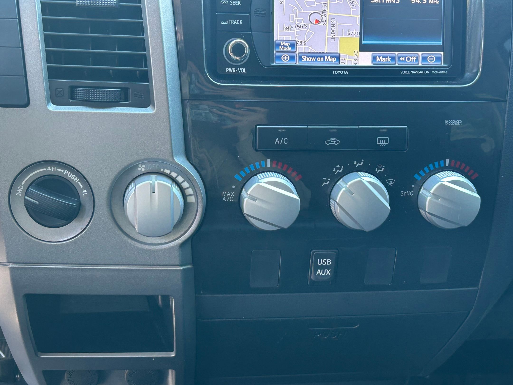 Used 2013 Toyota Tundra 4x4 CrewMax w/ Tow Pkg image 23
