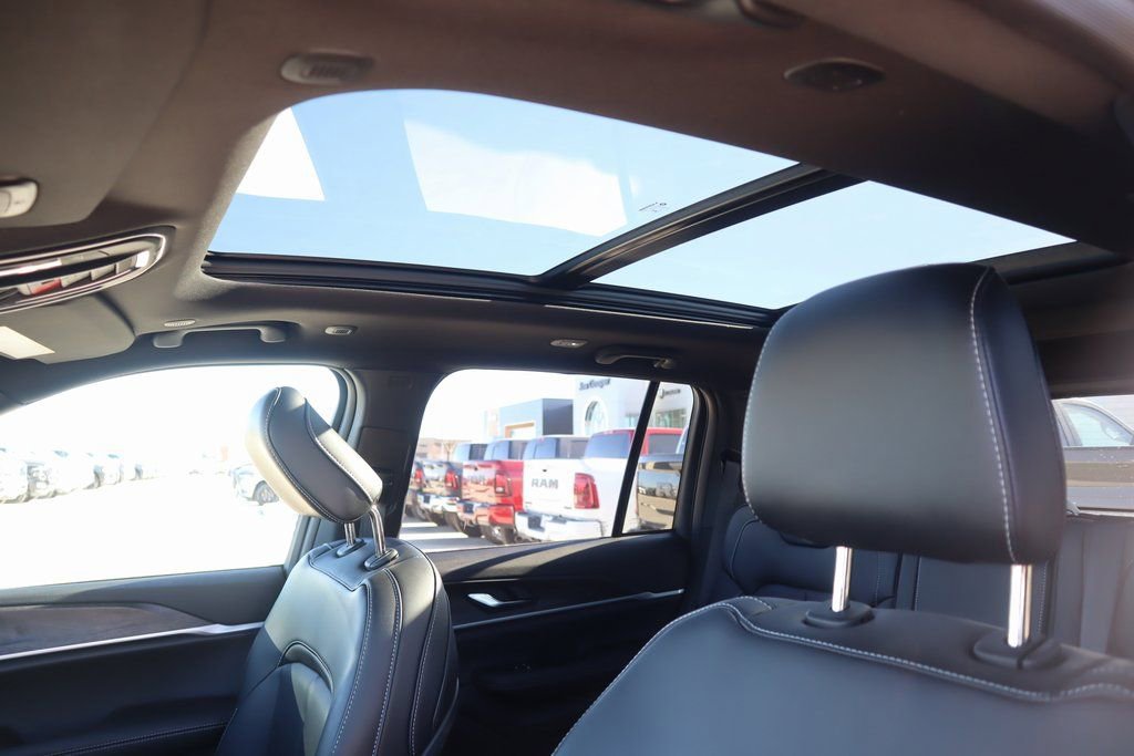 New 2025 Jeep Grand Cherokee Limited image 16