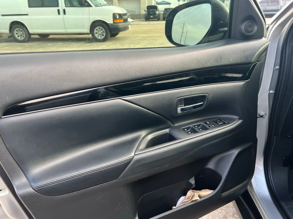 Used 2019 Mitsubishi Outlander SE FWD image 11