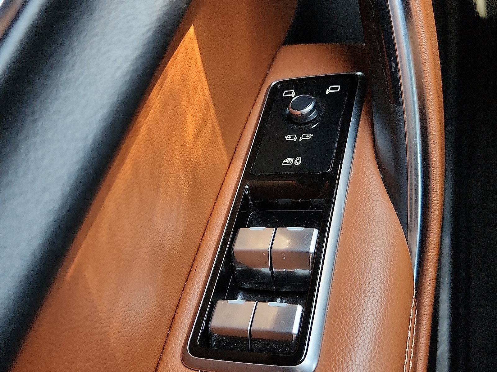 Used 2022 Jaguar XF R-Dynamic SE AWD/4WD image 23