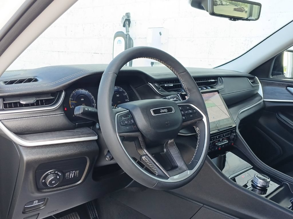 Used 2023 Jeep Grand Cherokee Limited w/ Luxury Tech Group II AWD/4WD image 15