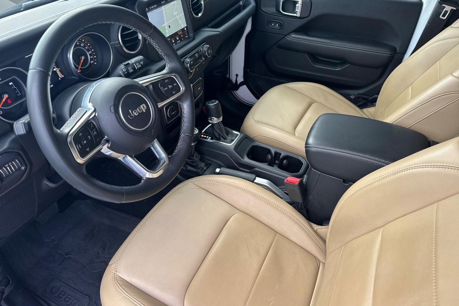 Used 2018 Jeep Wrangler Unlimited Sahara AWD/4WD image 4