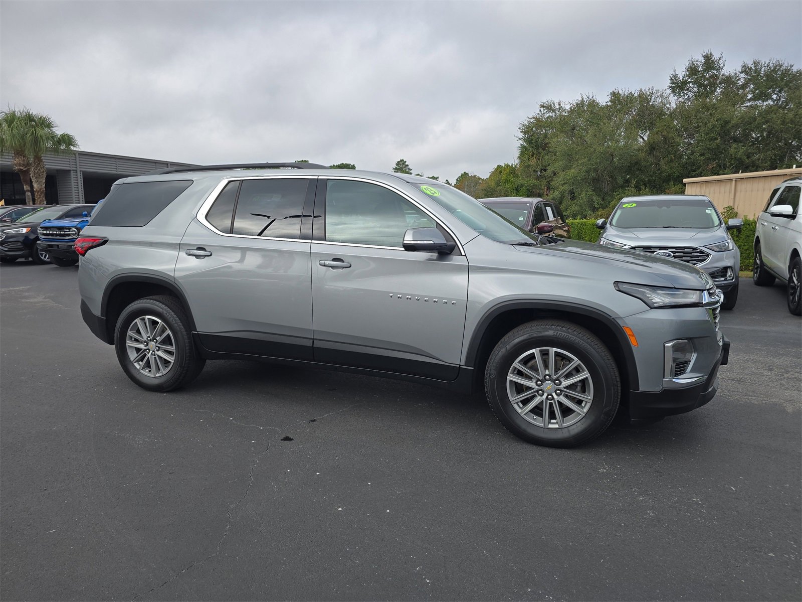 Used 2023 Chevrolet Traverse LT w/ Rear Camera Mirror Package image 2