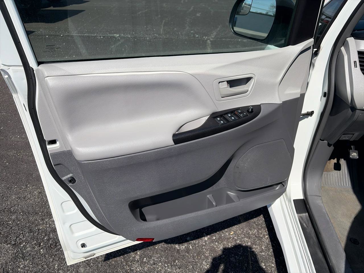 Used 2019 Toyota Sienna L FWD image 9