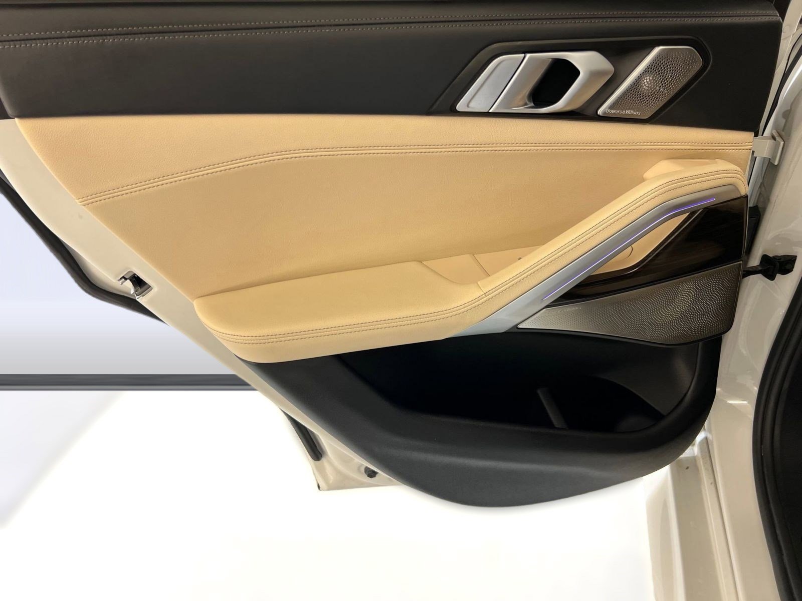 Used 2022 BMW X6 M50i w/ Executive Package image 33