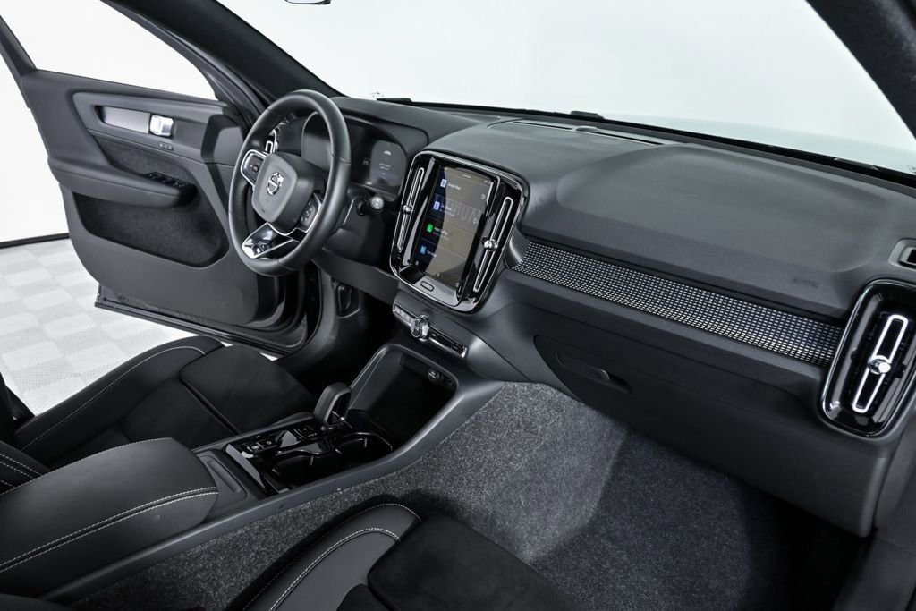 Certified 2025 Volvo XC40 B5 Plus image 25