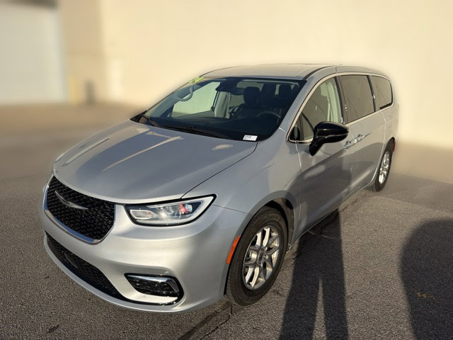 Used 2024 Chrysler Pacifica Touring-L FWD image 13