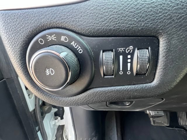 Used 2015 Jeep Cherokee Latitude FWD image 21