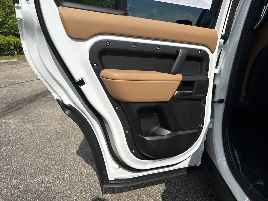Used 2025 Land Rover Defender 130 X-Dynamic SE image 16