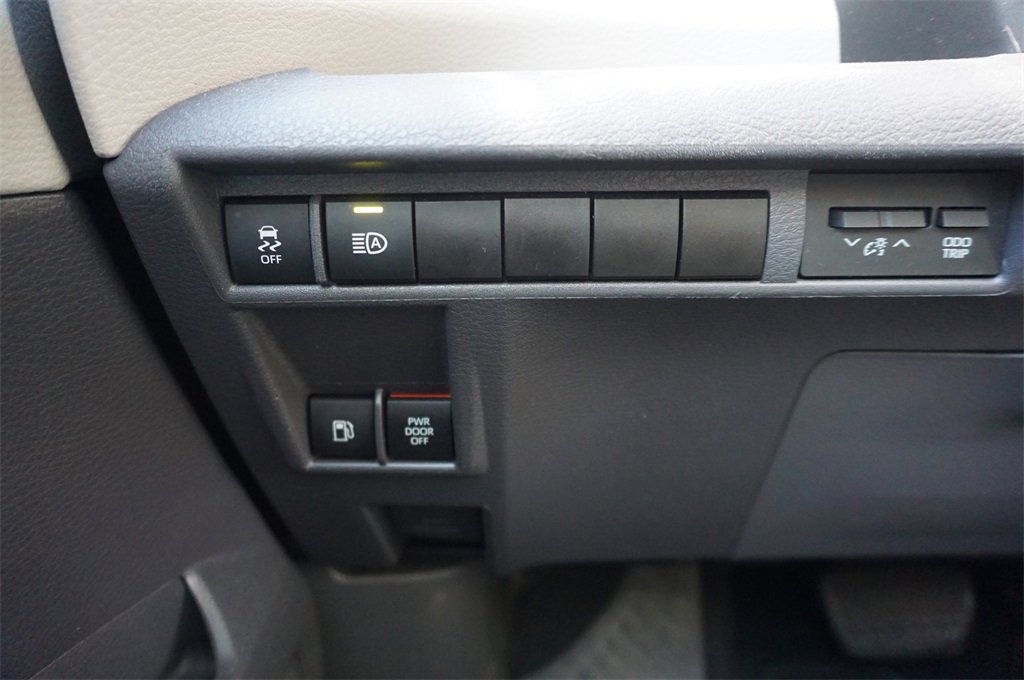 Used 2021 Toyota Sienna XLE image 5