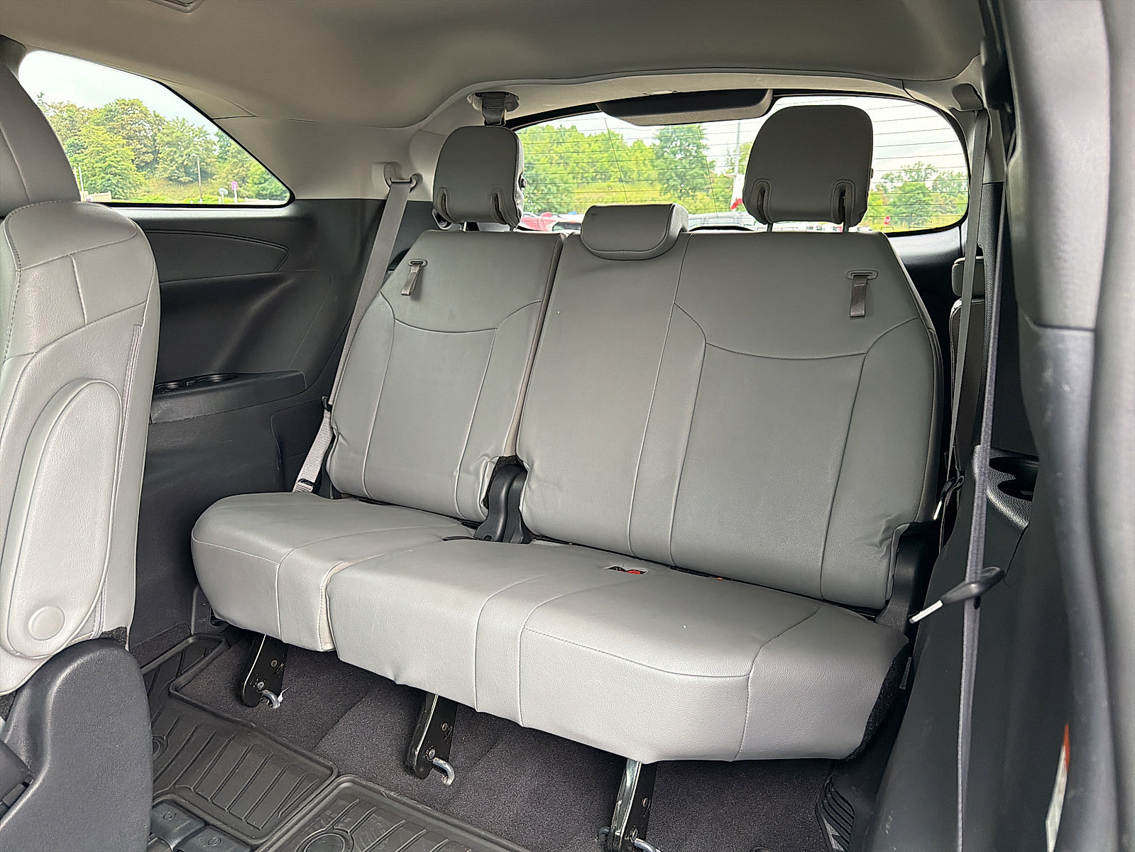 Used 2025 Toyota Sienna XLE FWD image 11