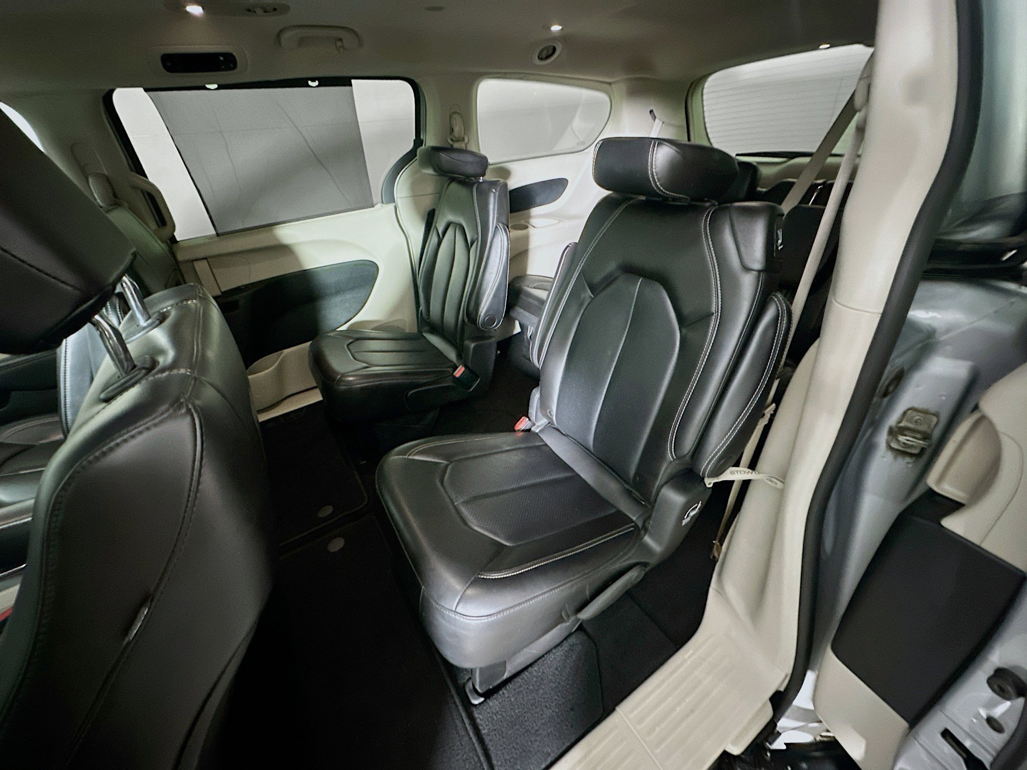 Used 2023 Chrysler Pacifica Touring-L image 27