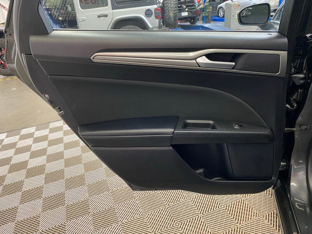 Used 2018 Ford Fusion SE w/ Fusion SE Technology Package FWD image 18