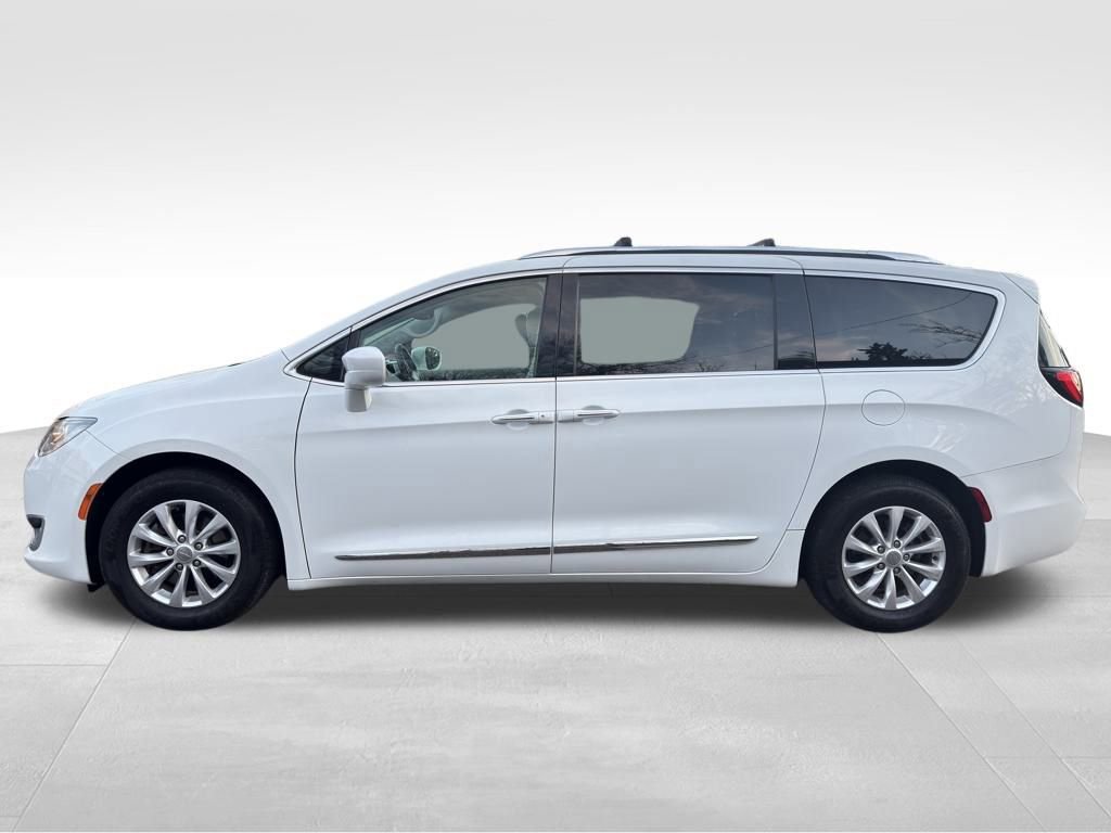 Used 2018 Chrysler Pacifica Touring-L FWD video 2