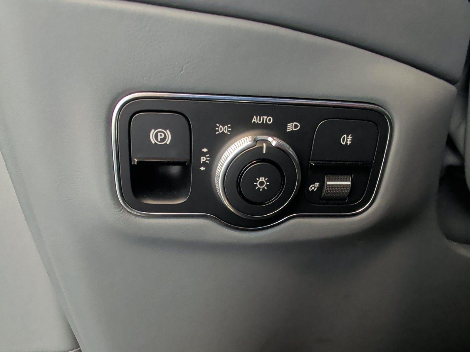 Used 2021 Aston Martin DBX AWD/4WD image 17