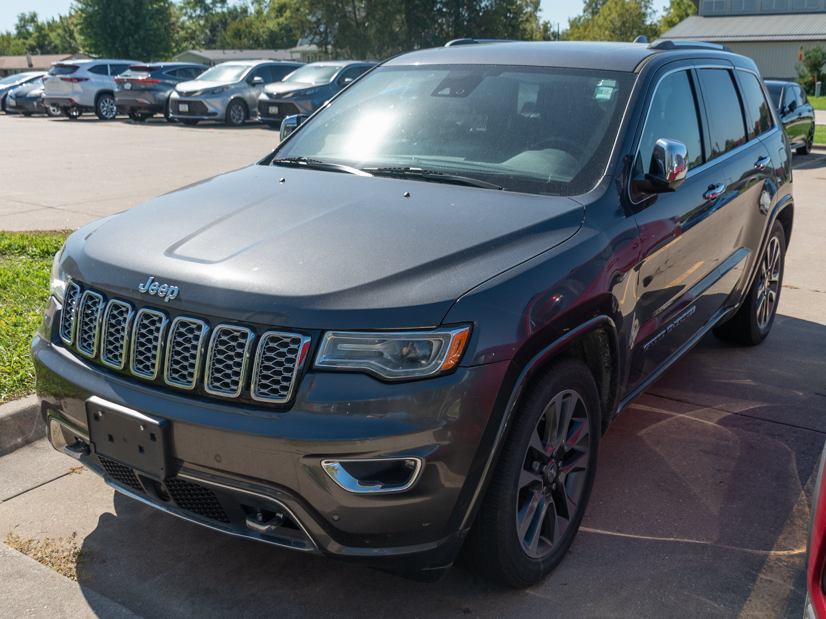 Used 2018 Jeep Grand Cherokee Overland AWD/4WD image 4