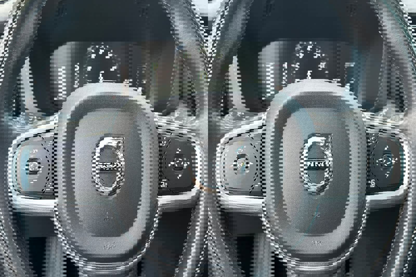 Used 2018 Volvo XC60 T5 Momentum w/ Convenience Package image 24