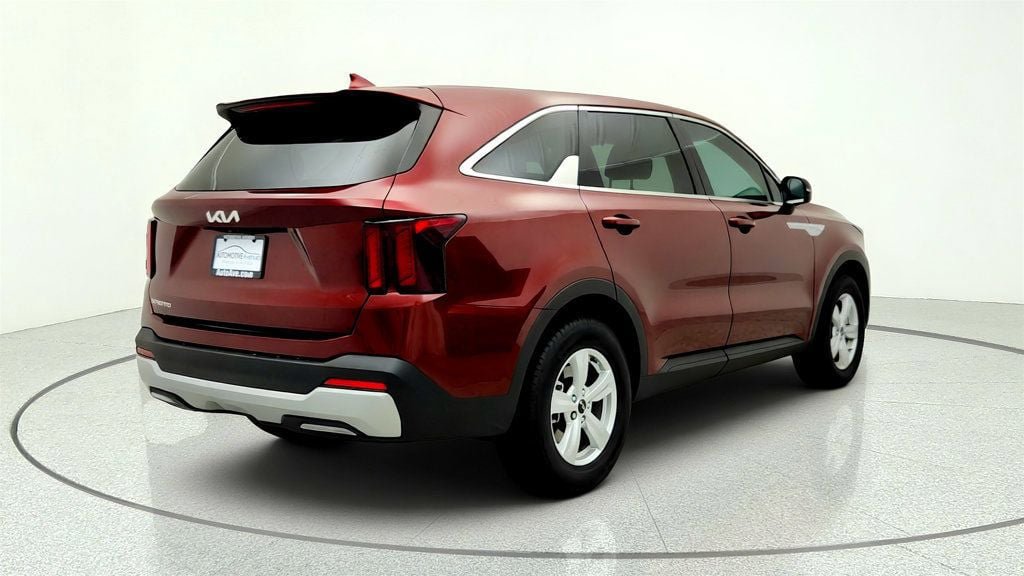 Used 2025 Kia Sorento LX FWD image 5
