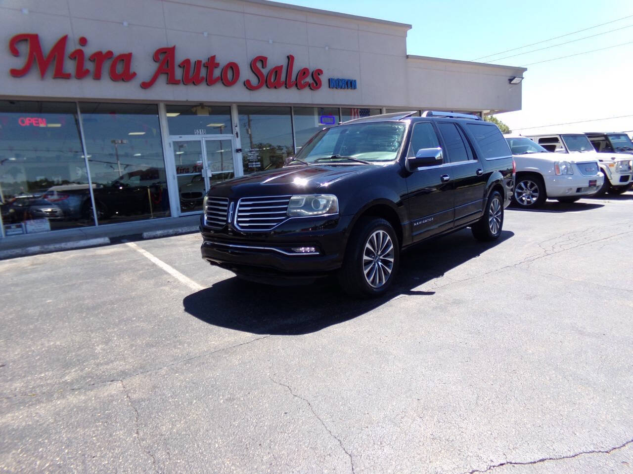 Used 2016 Lincoln Navigator L Select RWD image 2