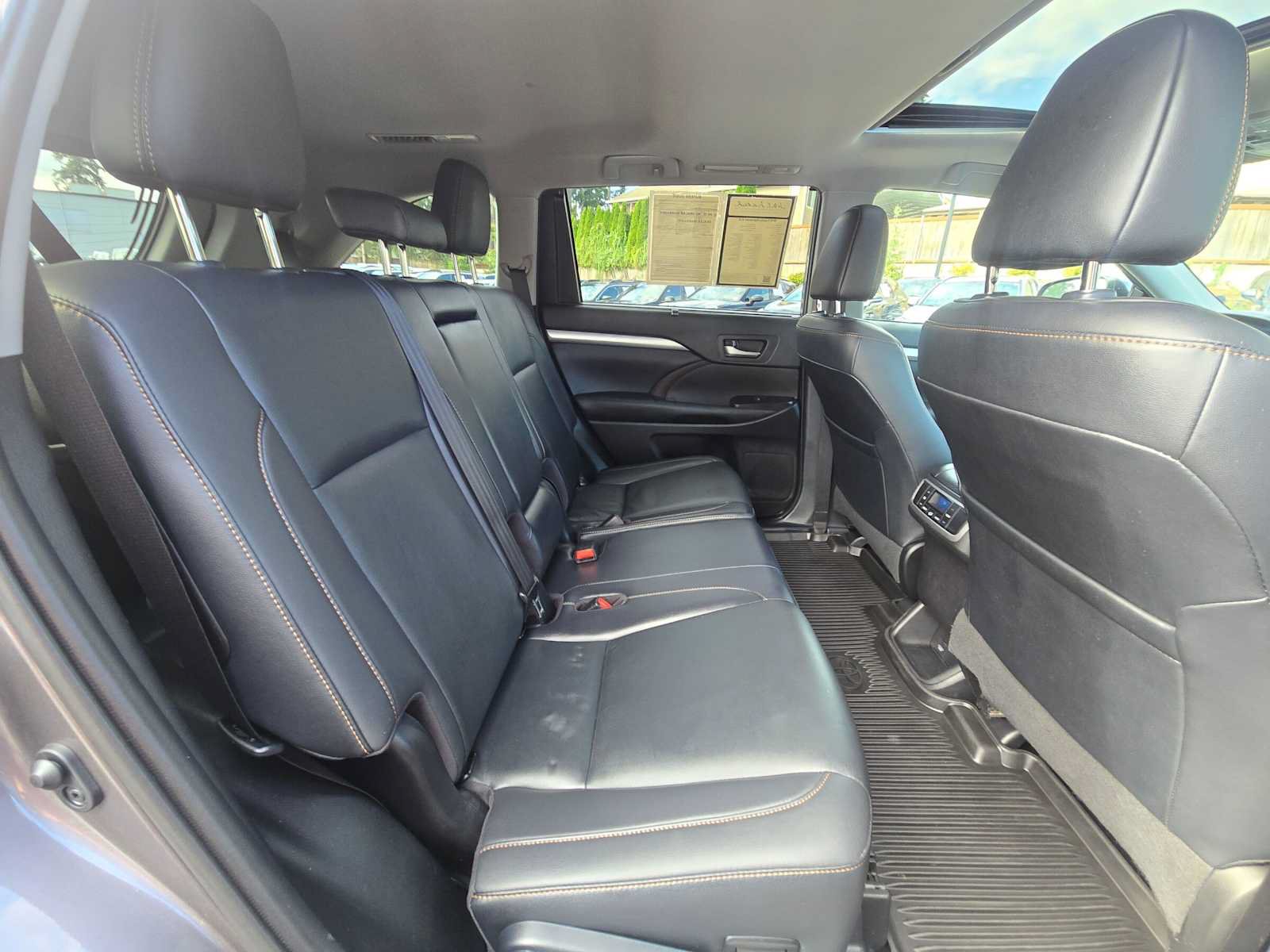 Used 2019 Toyota Highlander XLE AWD/4WD image 12