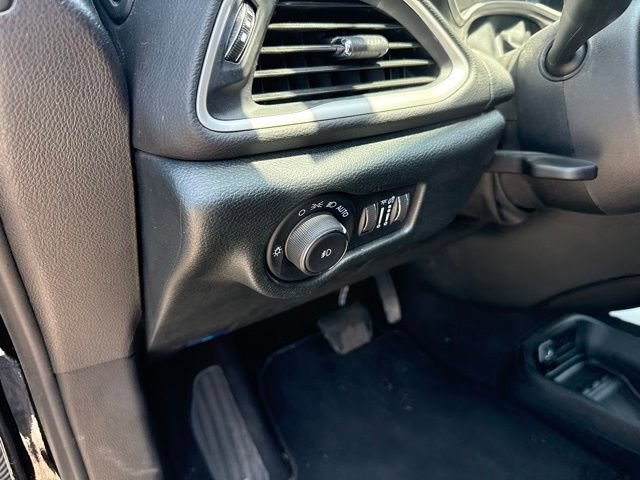 Used 2025 Chrysler Pacifica Select FWD image 19