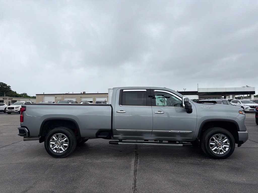 Used 2024 Chevrolet Silverado 3500 High Country w/ High Country Premium Package AWD/4WD image 2