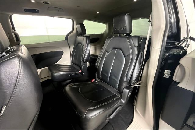 Used 2022 Chrysler Pacifica Touring-L image 25