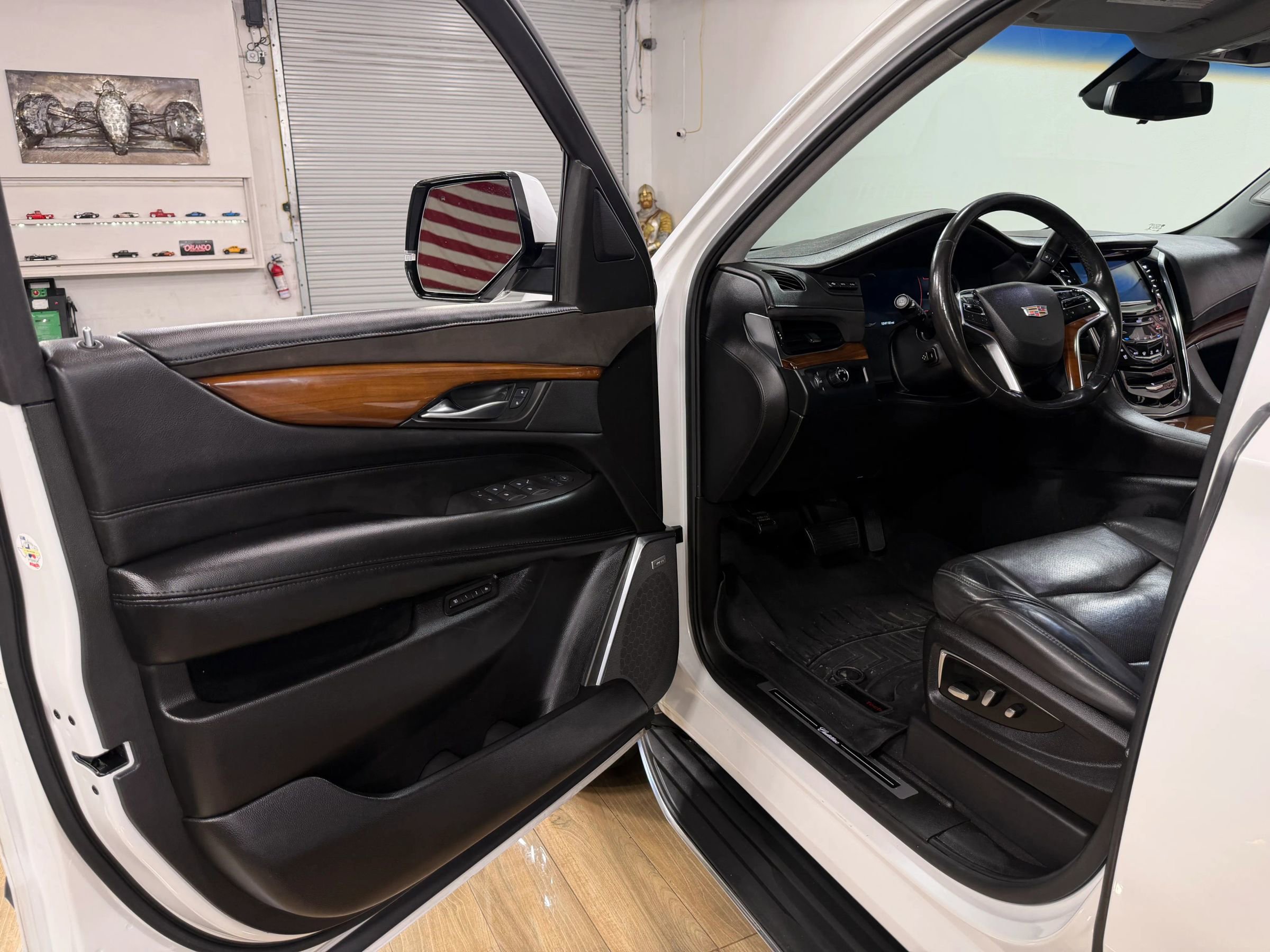 Used 2017 Cadillac Escalade Luxury Sport Utility 4D RWD image 12