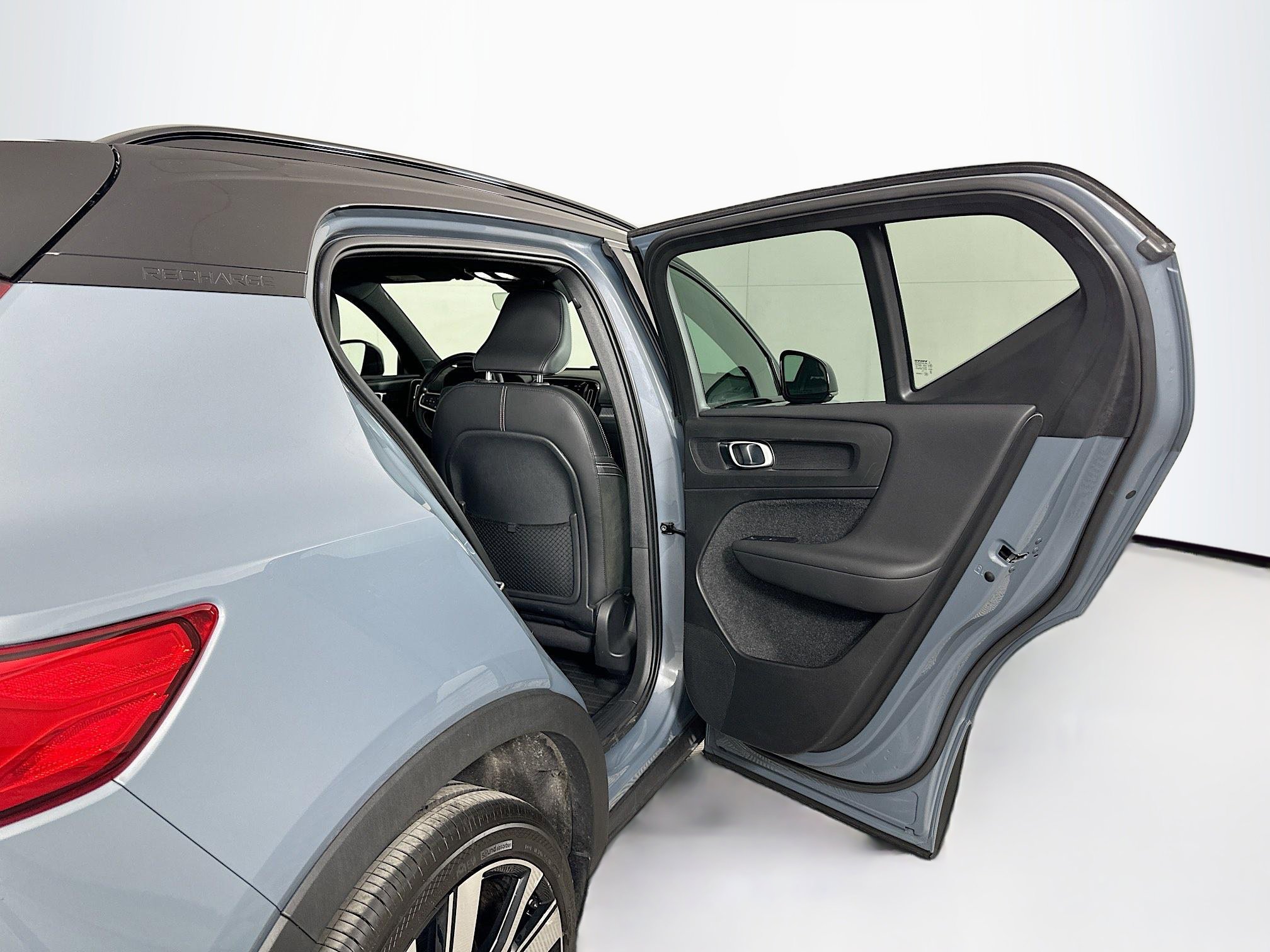 Used 2021 Volvo XC40 P8 Recharge w/ Advanced Package image 31