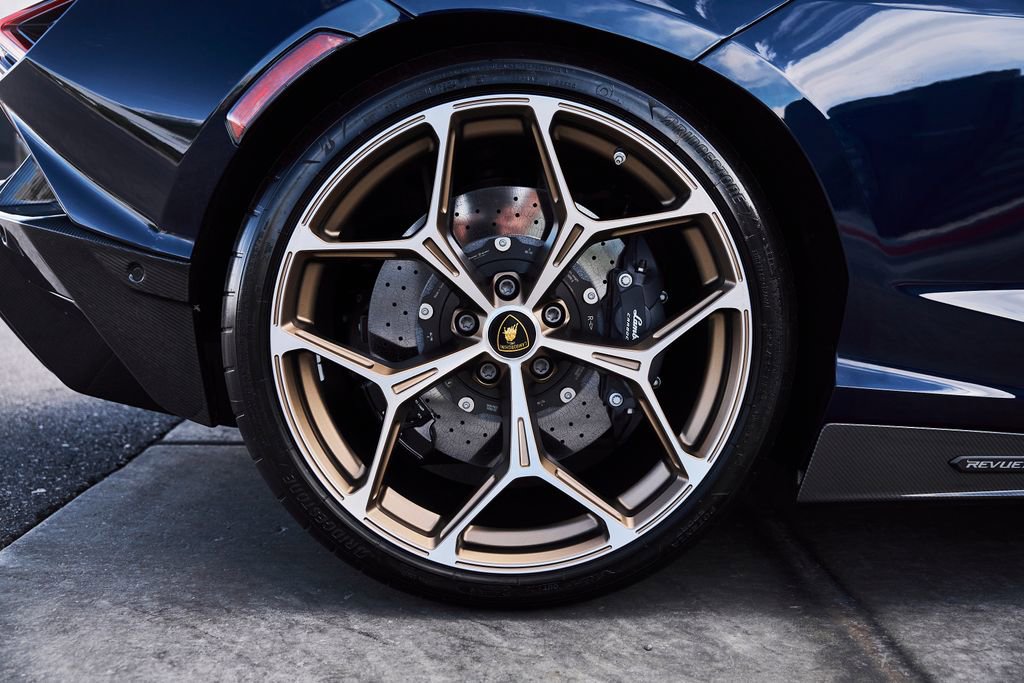 Used 2025 Lamborghini Revuelto AWD/4WD image 35