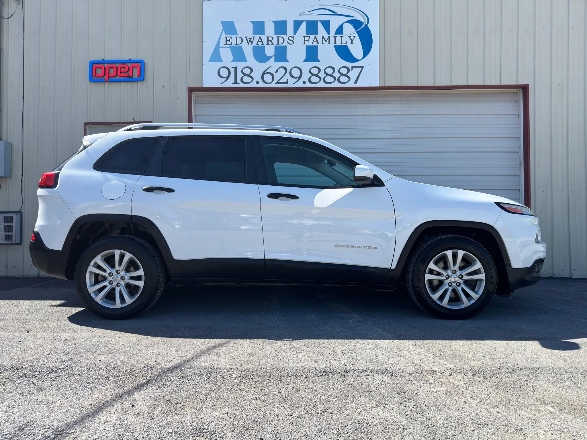 Used 2015 Jeep Cherokee Sport FWD image 10