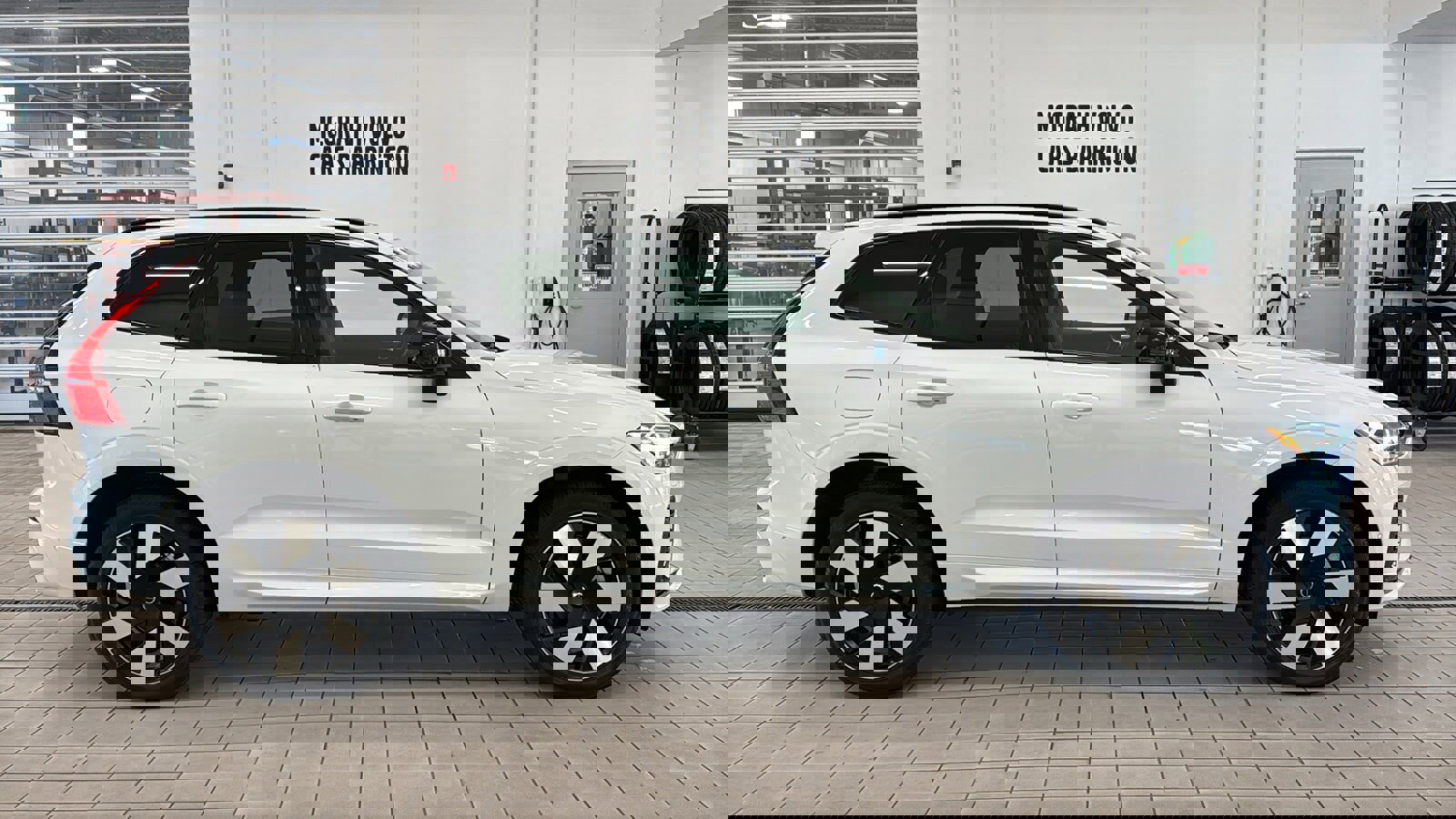 Used 2024 Volvo XC60 T8 Plus w/ Climate Package AWD/4WD image 4