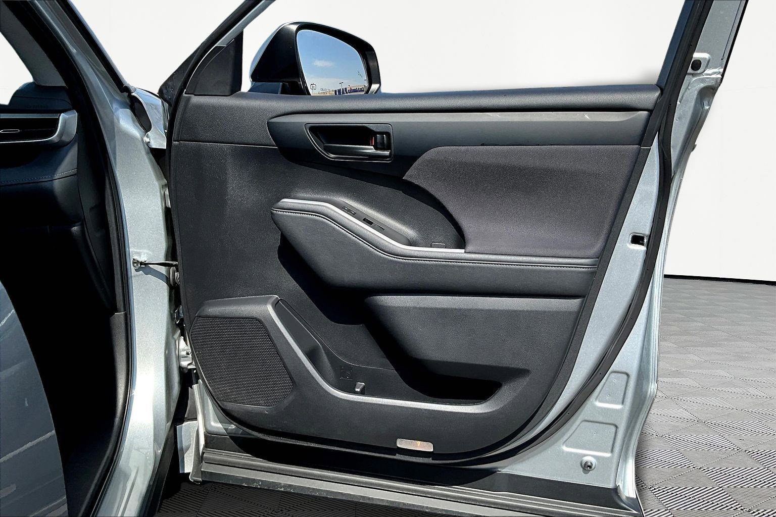 Used 2023 Toyota Highlander LE image 28