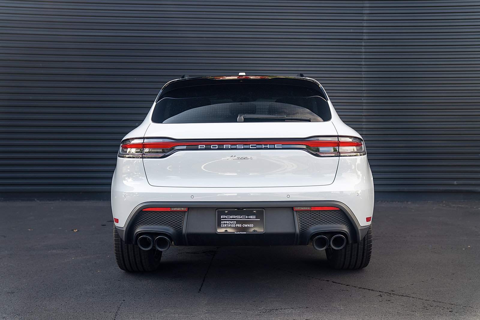 Certified 2025 Porsche Macan AWD/4WD image 30