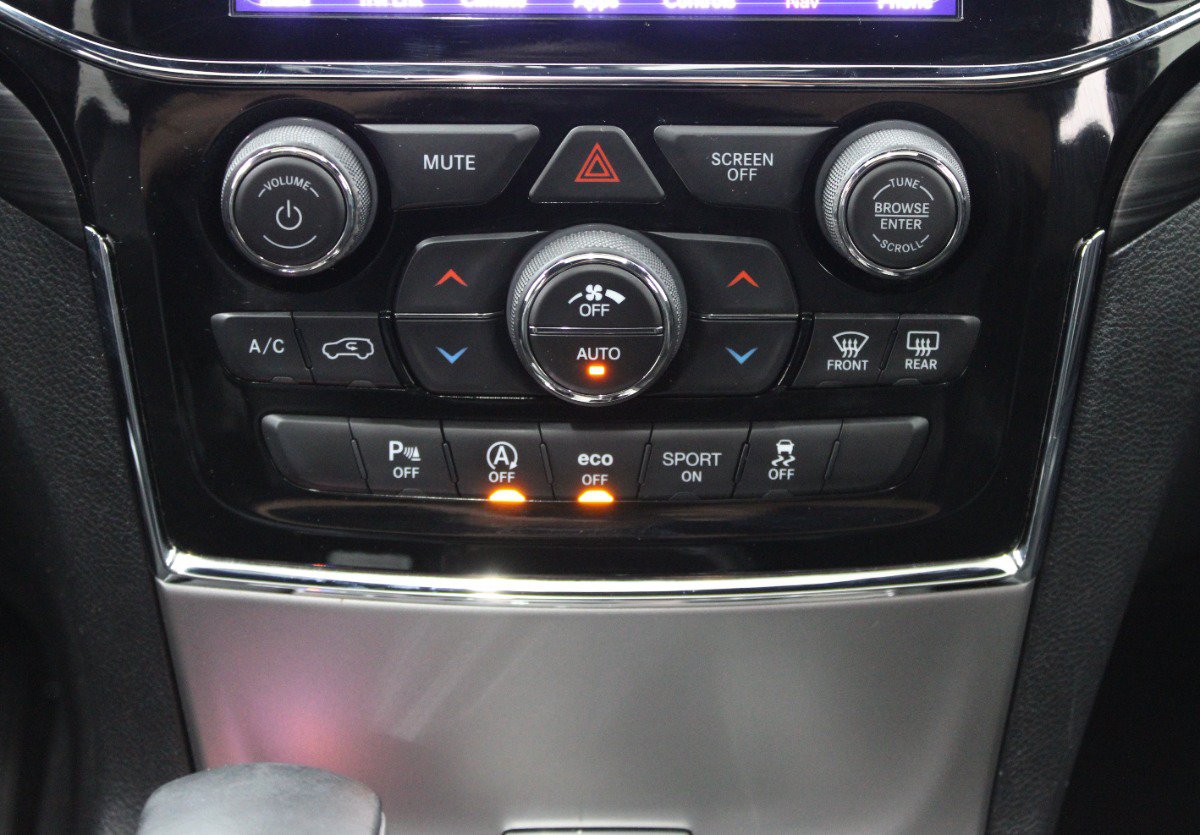 Used 2019 Jeep Grand Cherokee Altitude AWD/4WD image 28
