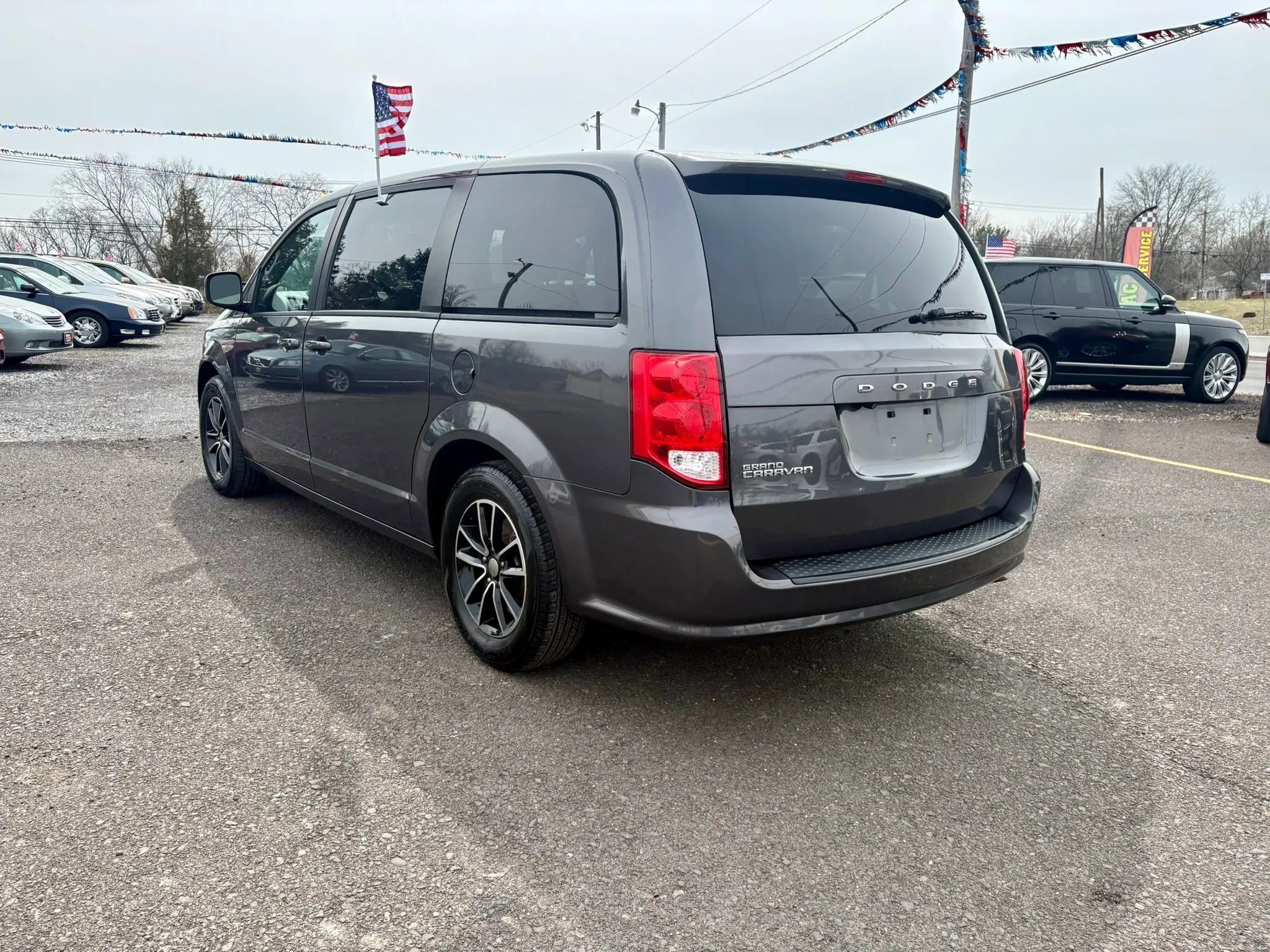 Used 2018 Dodge Grand Caravan SXT w/ Blacktop Package FWD image 3