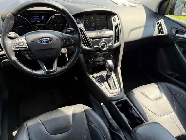 Used 2016 Ford Focus SE w/ Equipment Group 201A image 2