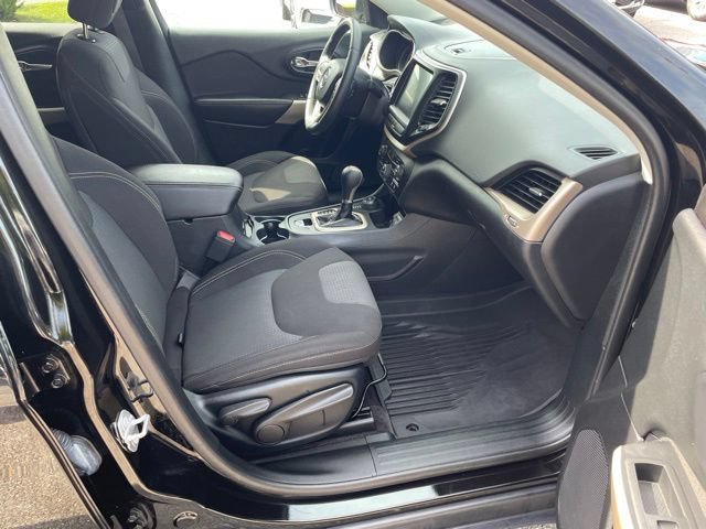 Used 2017 Jeep Cherokee Latitude w/ Comfort/Convenience Group AWD/4WD image 12